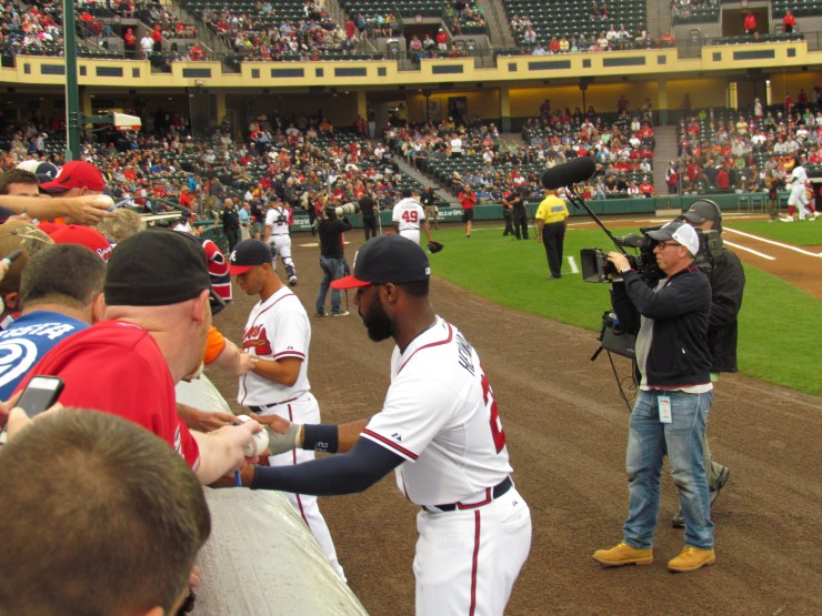Jason Heyward and Andrelton Simmons signing for the fans